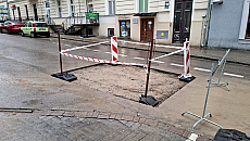 Zapadlisko na ulicy Mrongowiusza opanowane. Trwają ostatnie prace naprawcze Zapadlisko na ulicy Mrongowiusza opanowane. Trwają ostatnie prace naprawcze